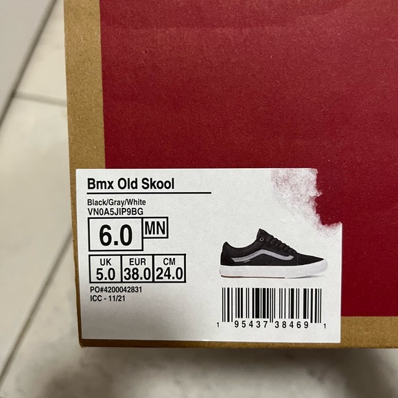 Brand new vans old skool flat shoes - Picture 5 of 5